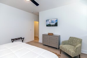 5 bedrooms, desk, iron/ironing board, free WiFi - 817 Cheehaw | Luxury Beach House | Sleeps 13 | Elevator | 1,000 ft to Beach Access | Dogs Welcome (Edisto Beach)