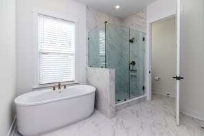 Shower, hair dryer, towels - 817 Cheehaw | Luxury Beach House | Sleeps 13 | Elevator | 1,000 ft to Beach Access | Dogs Welcome (Edisto Beach)