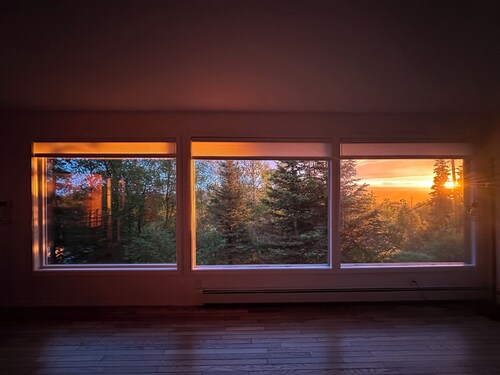 Stunning panoramic views on private wooded 1/2 acre 15 mins to downtown/airport