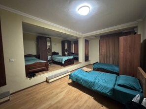 Classic Quadruple Room, City View - las vegas (Batumi)