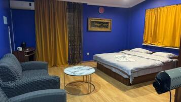 Classic Studio Suite, City View | Interior