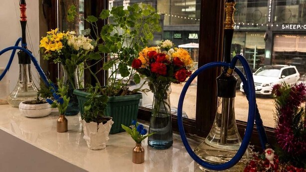 A counter with hookahs and floral arrangements. - las vegas (Batumi)