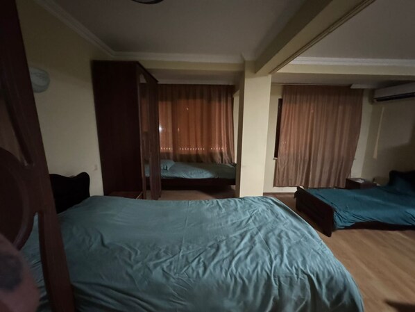 Classic Quadruple Room, City View | Desk, free WiFi - las vegas (Batumi)