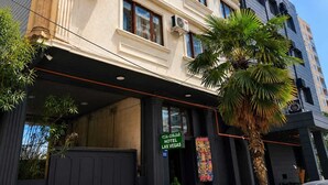 A hotel with a classic facade, multiple windows, and a sign indicating it is Las Vegas. - las vegas (Batumi)