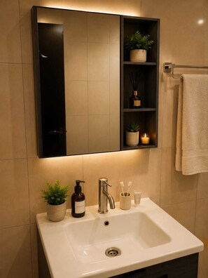 Classic Quadruple Room, City View | Bathroom | Hair dryer, towels, soap, shampoo - las vegas (Batumi)