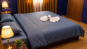 Classic Studio Suite, City View | Desk, free WiFi