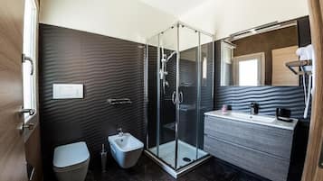 Tremannsrom – familie, byutsikt | Bad