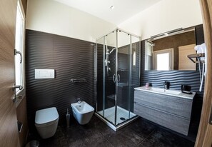 家庭三人房, 城市景 | 浴室