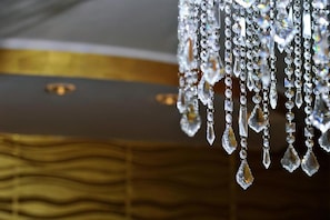 A chandelier with multiple crystal elements. - Aristonsuite (Piazza Armerina)