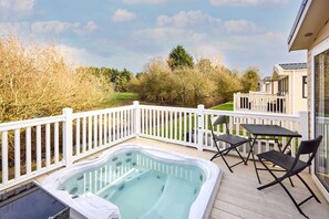 House - Host Stay Cedar Lodge (York)
