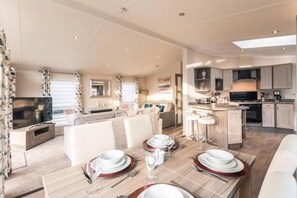 House | 2 bedrooms - Host Stay Woodland Jewel Lodge (York)