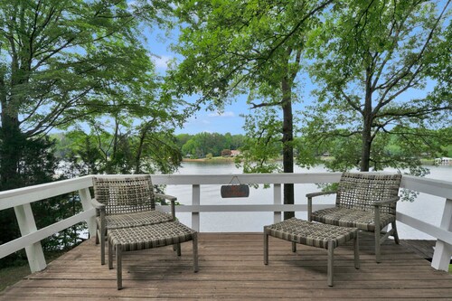 Lakefront 70s Time Capsule property with amazing view!!
