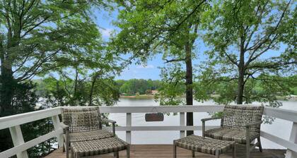 Lakefront 70s Time Capsule property with amazing view!!