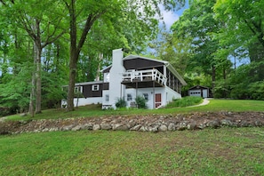 Exterior - Lakefront 70s Time Capsule property with amazing view!! (Mooresville)