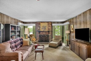 Living area - Lakefront 70s Time Capsule property with amazing view!! (Mooresville)