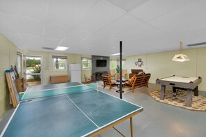 Game room - Lakefront 70s Time Capsule property with amazing view!! (Mooresville)