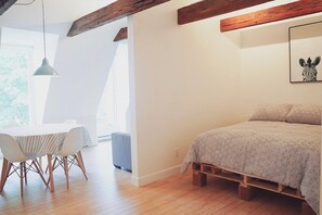 WiFi, bed sheets - Les Apparts Fleuri #3 (Québec)