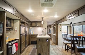 Private kitchen - Cozy Camper at Roscoe Wildlife Retreat (Roscoe)