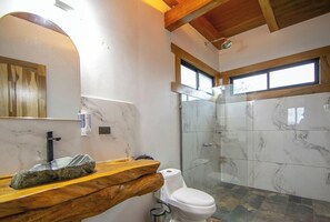 Douche, sèche-cheveux, savon, papier toilette