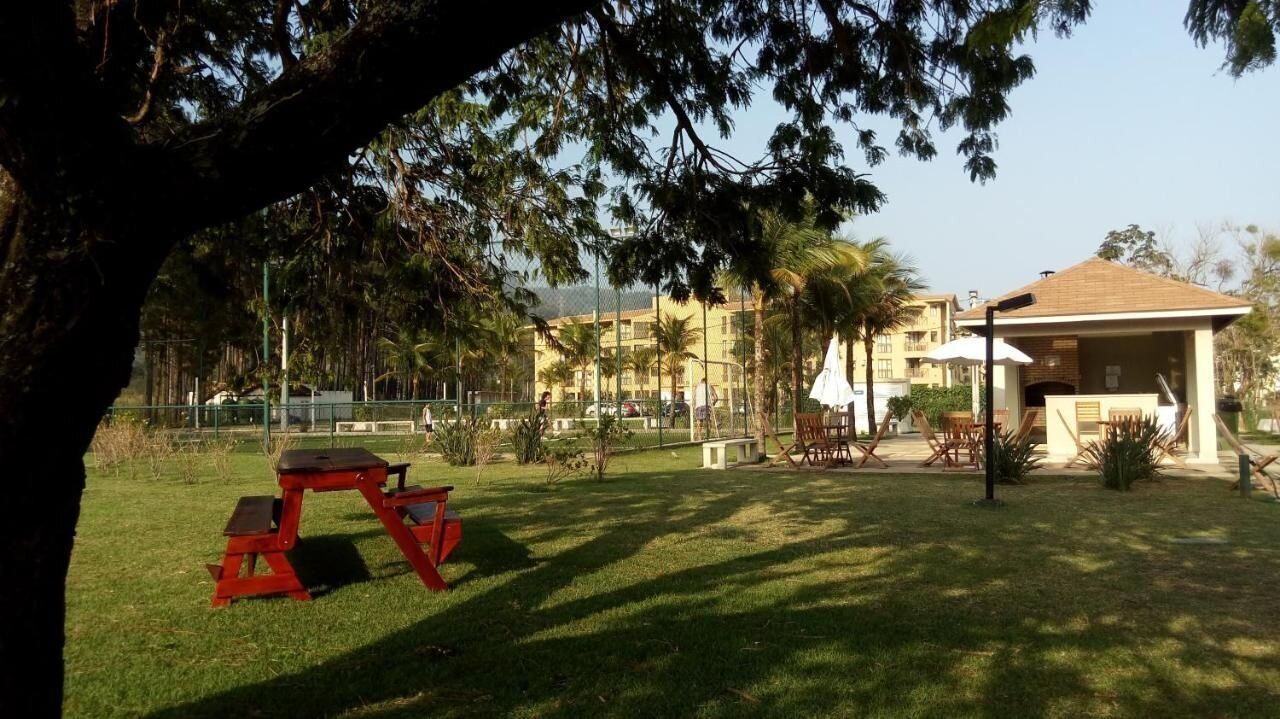 Apartamento família, para não fumantes, vista para a piscina | Opções para refeição ao ar livre