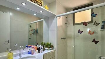 Family Apartment, Non Smoking, Pool View | Bathroom