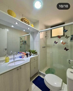 Family Apartment, Non Smoking, Pool View | Bathroom - Reserva do Sahy Condado (Mangaratiba)