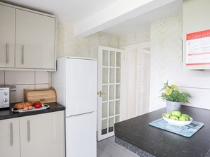 Dishwasher, cookware/dishes/utensils - Bodlasan Groes Cottage (Holyhead)