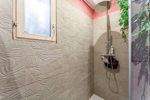 Chuveiro, secador de cabelo, toalhas de banho 
