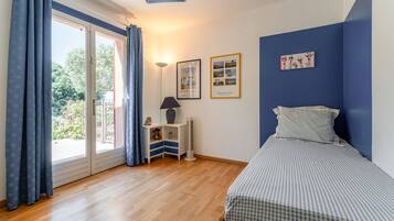 3 chambres, fer et planche à repasser, Wi-Fi, draps fournis