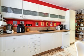 Fridge, microwave, oven, stovetop - Villa 'Maison Eyrargues 6p' with Private Pool, Wi-Fi and Air Conditioning (Eyragues)