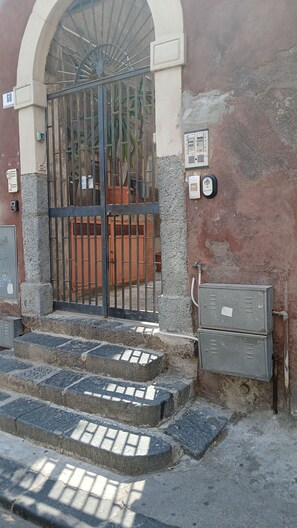 Exterior detail - Nel centro storico di Catania a breve distanza da Piazza Duomo, castello ursino (Catania)