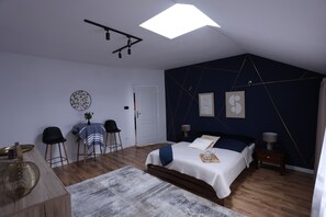 2 bedrooms, iron/ironing board, WiFi
