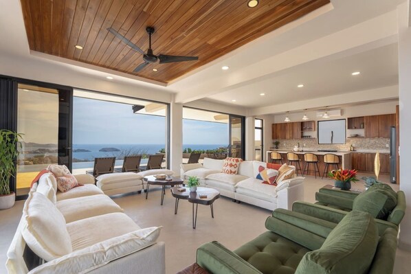 TV, books - NEW! Oceanview, Infinity Pool, Spacious & Private Luxury Group Retreat (Potrero)