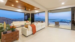 Una sala moderna con un conjunto de sofás, una mesa de centro y un mueble de madera.