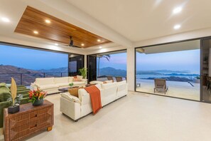 TV, books - NEW! Oceanview, Infinity Pool, Spacious & Private Luxury Group Retreat (Potrero)