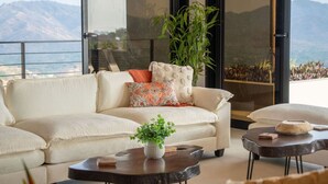 Una sala de estar moderna con un sofá, una mesa de centro y una planta.