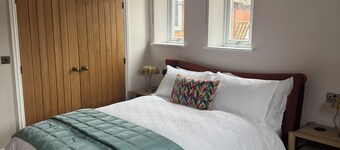 Half Moon Nest - Central Town location fully refurbished for 2026