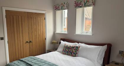 Half Moon Nest - Central Town location fully refurbished for 2026