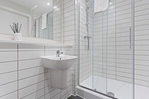 Shower, hair dryer, towels, soap - Liverpool Richmond Row 2 Bed/2 Bath Flat (107)| Secure Parking, WiFi & EV (Liverpool)