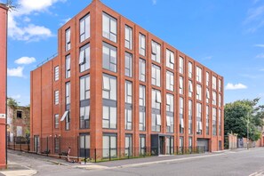 Exterior - Liverpool Richmond Row 2 Bed/2 Bath Flat (107)| Secure Parking, WiFi & EV (Liverpool)