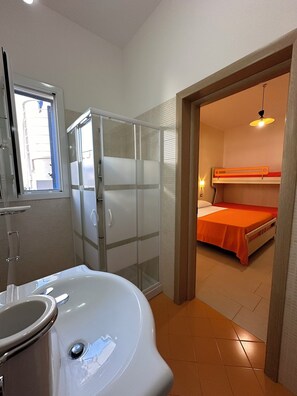 1 bedroom, WiFi, bed sheets - Modern studio apartment with kitchen for couples and families, 50 meters from the sea (Porto Cesareo)
