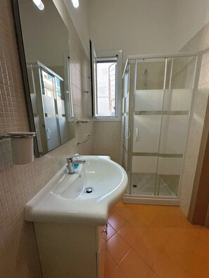 Regadera, secadora de cabello, bidet, toallas 