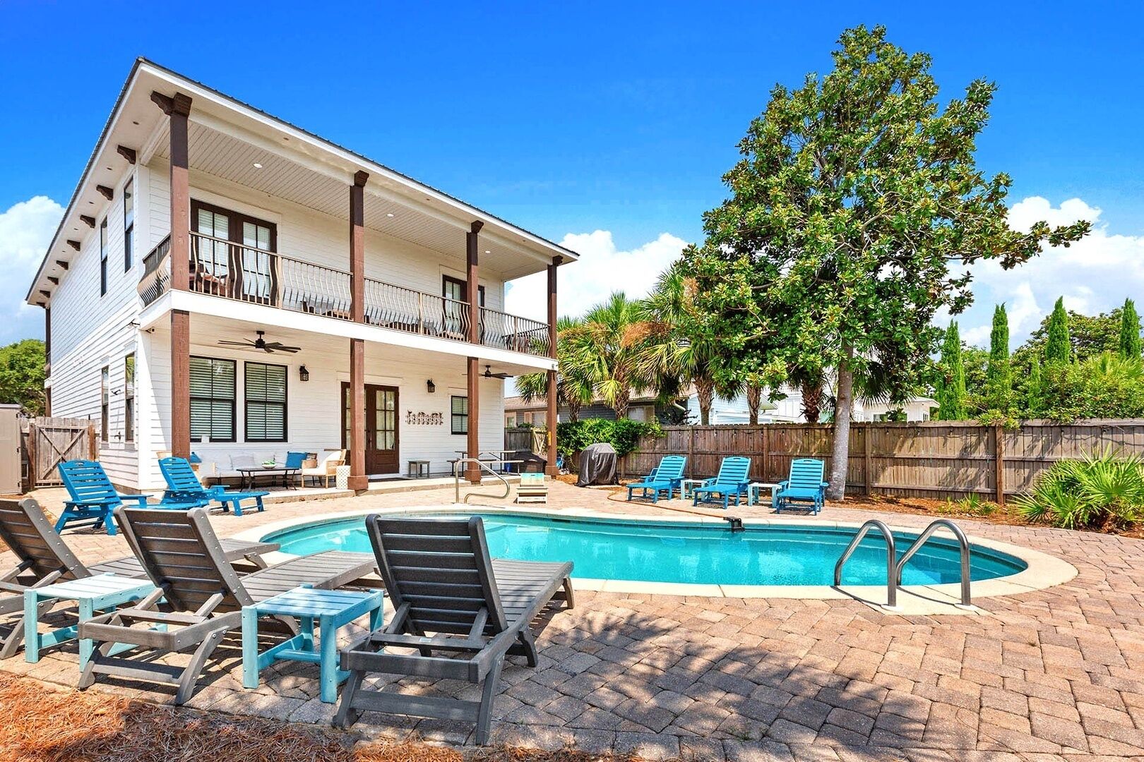Outdoor pool, pool loungers