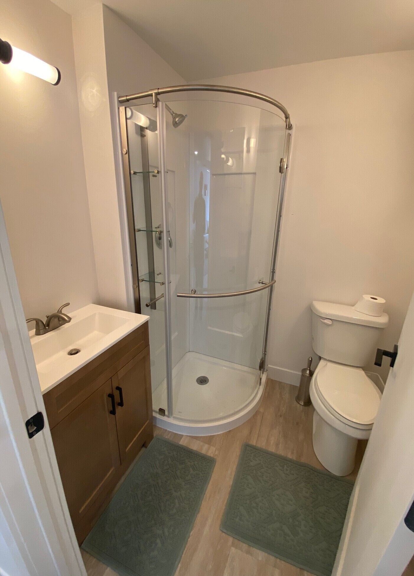 Een douche, een haardroger, handdoeken, zeep