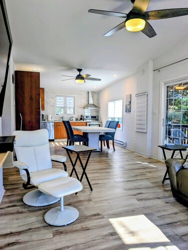 Cosy 3 bedrooms cottage, 4 seasons close to Cayamant lac and trail. Free parking