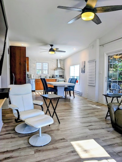 Cosy 3 bedrooms cottage, 4 seasons close to Cayamant lac and trail. Free parking