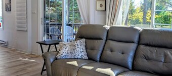 Cosy 3 bedrooms cottage, 4 seasons close to Cayamant lac and trail. Free parking