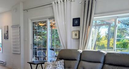 Cosy 3 bedrooms cottage, 4 seasons close to Cayamant lac and trail. Free parking