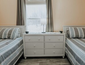 2 bedrooms, WiFi, bed sheets - Cozy Cove! In-town & Convenient! (Ellsworth)