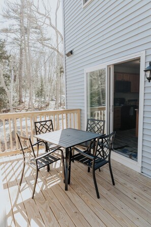 Outdoor dining - Cozy Cove! In-town & Convenient! (Ellsworth)